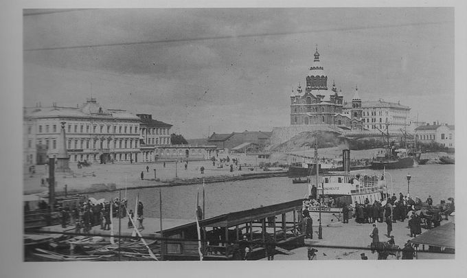 Kuva lännestä itään, Adlercreutz-laiva lähdössä. Kuva Helsingin kaupunginmuseo